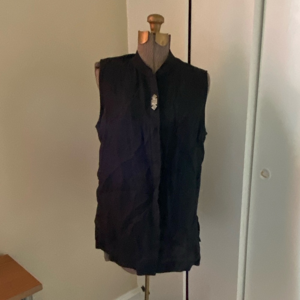 100% Linen. Black sleeveless tank, hidden buttons.